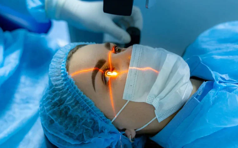 cirugía LASIK, corrección visual, miopía, hipermetropía, astigmatismo, beneficios LASIK, riesgos LASIK, tecnología láser, recuperación LASIK, clínicas en Santiago.
